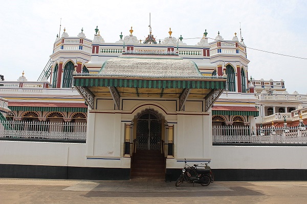 Poogampathai poovilangal poottiya poovai